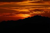 18 La scura silouette dell'Alben su sfondo arancione